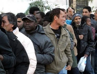 Μετά τα νησιά οι «πρόσφυγες» καταλαμβάνουν και το Σύνταγμα - Κάνουν καθιστική διαμαρτυρία